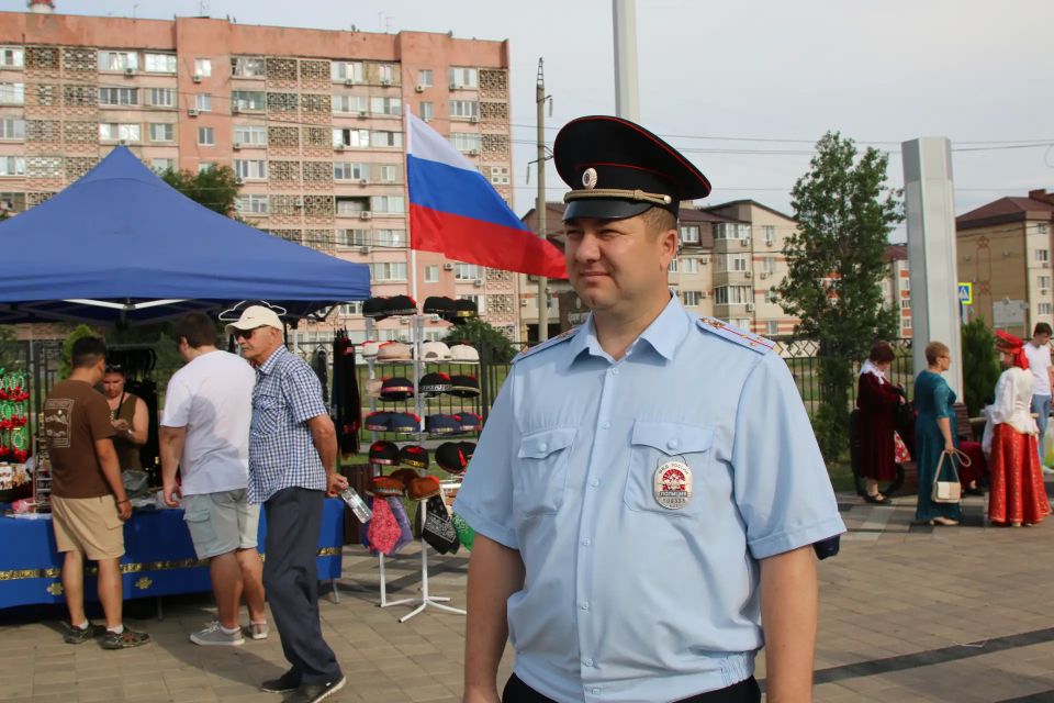 Полицейские Калмыкии обеспечивают охрану общественного порядка на мероприятиях, посвященных празднованию Дня России Полицейские Калмыкии обеспечивают охрану общественного порядка на мероприятиях, посвященных празднованию Дня России
