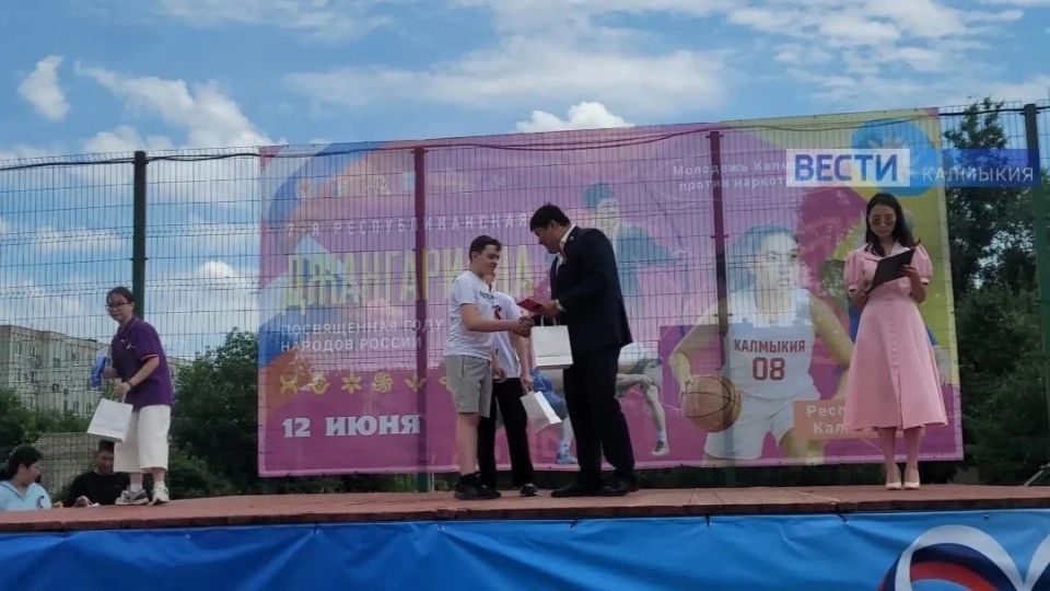 Сеголня на стадионе «Восточный» в рамках Джангариады состоялось торжественное вручение паспортов подросткам, достигшим 14 лет Сеголня на стадионе «Восточный» в рамках Джангариады состоялось торжественное вручение паспортов подросткам, достигшим 14 лет