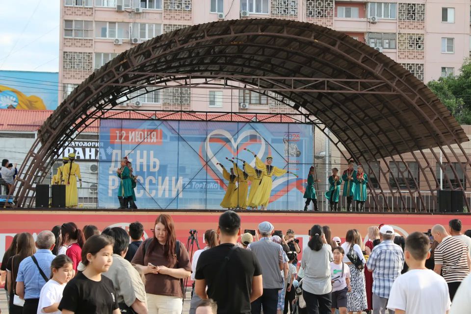 Полицейские Калмыкии обеспечивают охрану общественного порядка на мероприятиях, посвященных празднованию Дня России Полицейские Калмыкии обеспечивают охрану общественного порядка на мероприятиях, посвященных празднованию Дня России