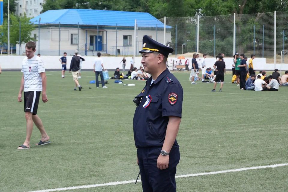 Полицейские Калмыкии обеспечивают охрану общественного порядка на мероприятиях, посвященных празднованию Дня России Полицейские Калмыкии обеспечивают охрану общественного порядка на мероприятиях, посвященных празднованию Дня России
