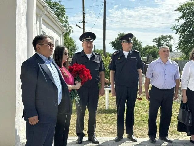 В Приютненском районе открыли мемориальные плиты погибшим участникам СВО В Приютненском районе открыли мемориальные плиты погибшим участникам СВО