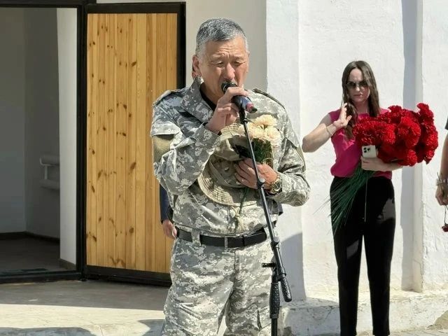 В Приютненском районе открыли мемориальные плиты погибшим участникам СВО В Приютненском районе открыли мемориальные плиты погибшим участникам СВО