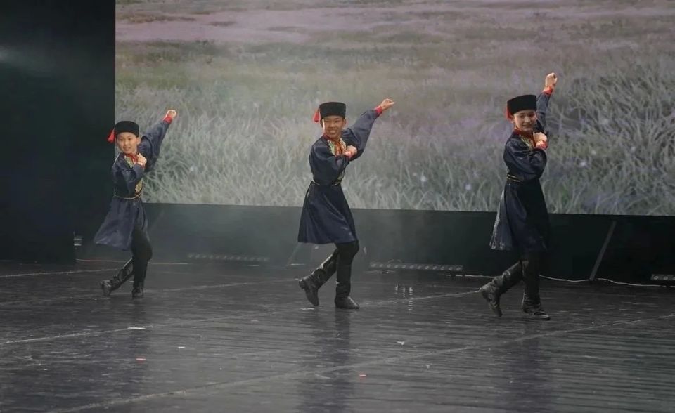 В сердце Калмыкии прошел трогательный концерт, посвященный трехлетию работы регионального филиала Государственного фонда «Защитники Отечества» В сердце Калмыкии прошел трогательный концерт, посвященный трехлетию работы регионального филиала Государственного фонда «Защитники Отечества»