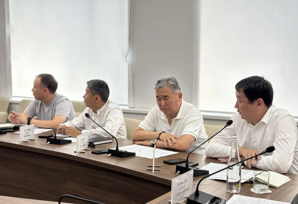 Сегодня, 15 июня 2026 года, в ситуационном центре Дома Правительства Республики Калмыкия в режиме видеоконференцсвязи состоялось рабочее совещание по вопросам расчистки русла реки Восточный Маныч Сегодня, 15 июня 2026 года, в ситуационном центре Дома Правительства Республики Калмыкия в режиме видеоконференцсвязи состоялось рабочее совещание по вопросам расчистки русла реки Восточный Маныч