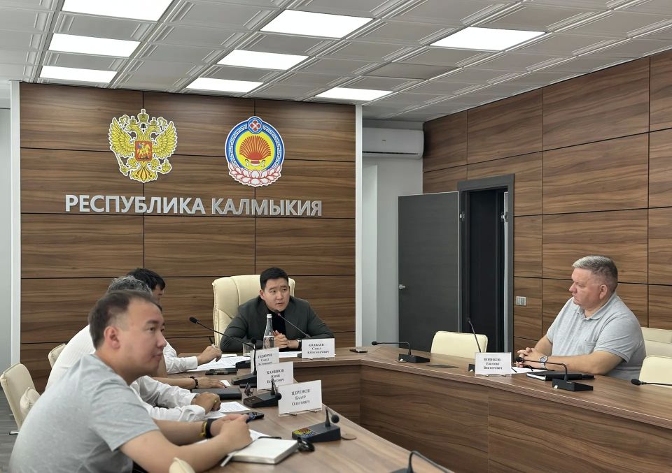 Сегодня, 15 июня 2026 года, в ситуационном центре Дома Правительства Республики Калмыкия в режиме видеоконференцсвязи состоялось рабочее совещание по вопросам расчистки русла реки Восточный Маныч Сегодня, 15 июня 2026 года, в ситуационном центре Дома Правительства Республики Калмыкия в режиме видеоконференцсвязи состоялось рабочее совещание по вопросам расчистки русла реки Восточный Маныч