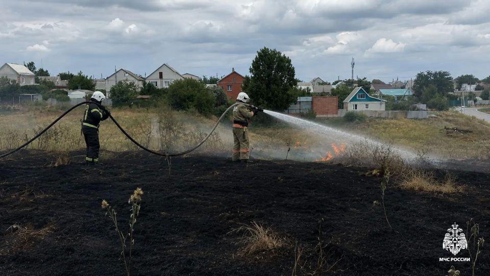 Сотрудники МЧС России ликвидировали возгорание сухой растительности в Элисте Сотрудники МЧС России ликвидировали возгорание сухой растительности в Элисте