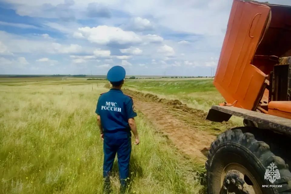 Огню — заслон: в районах Калмыкии проверяют готовность к пожароопасному сезону Огню — заслон: в районах Калмыкии проверяют готовность к пожароопасному сезону