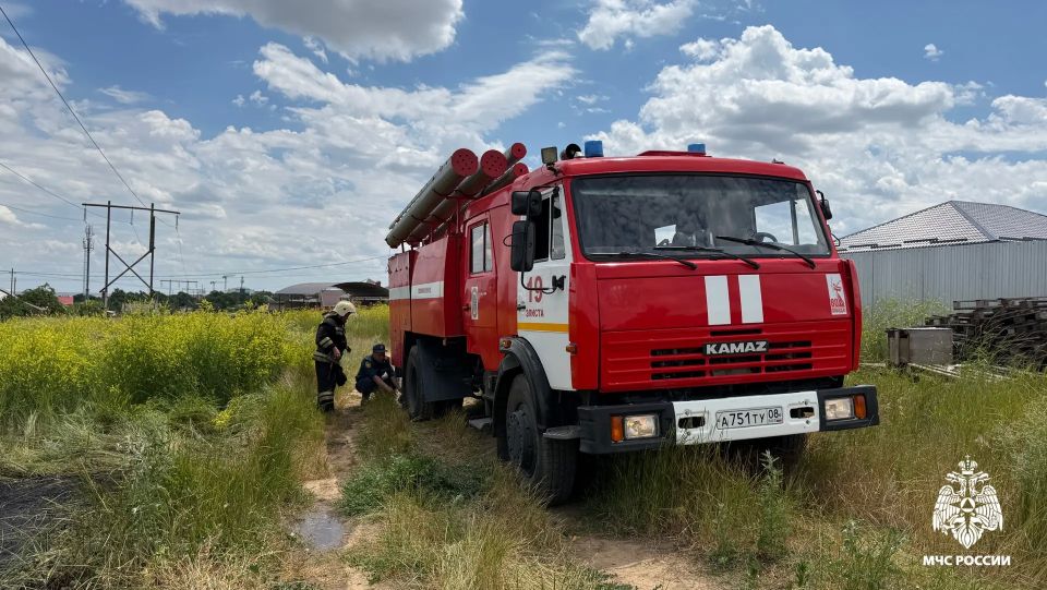 Сотрудники МЧС России ликвидировали возгорание сухой растительности в Элисте Сотрудники МЧС России ликвидировали возгорание сухой растительности в Элисте