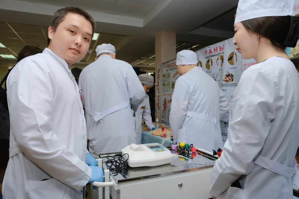 Бату Хасиков: В Калмыкии представят 260 вакансий на Всероссийской ярмарке трудоустройства Бату Хасиков: В Калмыкии представят 260 вакансий на Всероссийской ярмарке трудоустройства