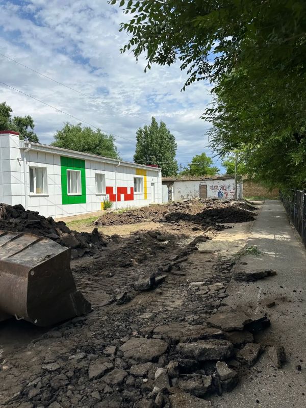 #ОбратнаяСвязь. С просьбой решить проблему с парковкой и состоянием подъездной дороги к школе N8 к депутату #ЭГС Николаю Чумудову обратились родительская общественность школы и руководитель образовательного учреждения #ОбратнаяСвязь. С просьбой решить проблему с парковкой и состоянием подъездной дороги к школе N8 к депутату #ЭГС Николаю Чумудову обратились родительская общественность школы и руководитель образовательного учреждения