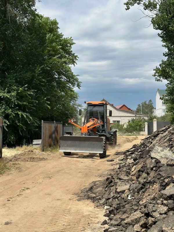 #ОбратнаяСвязь. С просьбой решить проблему с парковкой и состоянием подъездной дороги к школе N8 к депутату #ЭГС Николаю Чумудову обратились родительская общественность школы и руководитель образовательного учреждения #ОбратнаяСвязь. С просьбой решить проблему с парковкой и состоянием подъездной дороги к школе N8 к депутату #ЭГС Николаю Чумудову обратились родительская общественность школы и руководитель образовательного учреждения