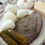 Говядина, сыр и маринованные огурцы: салат без лишних хлопот!