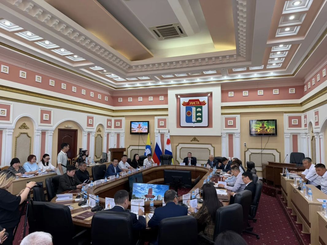 Депутаты Народного Хурала Калмыкии Зулта Цекиров и Олег Пюрбеев приняли участие в 17-м заседании Элистинского городского Собрания Депутаты Народного Хурала Калмыкии Зулта Цекиров и Олег Пюрбеев приняли участие в 17-м заседании Элистинского городского Собрания