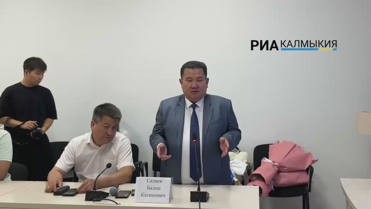 Приветственные слова озвучил ректор КалмГУ Бадма Салаев, в которых напомнил о важности уважения к старшему поколению и доброте к подрастающему: