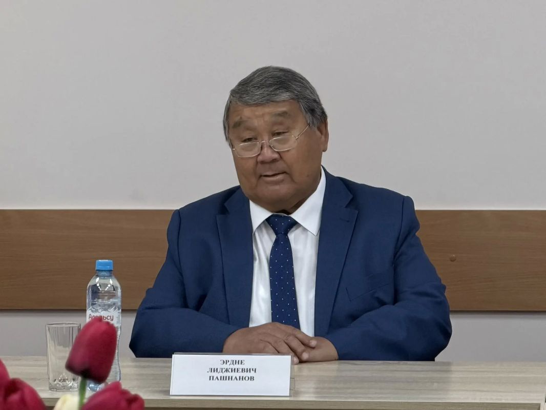 Добрая традиция принимать участие в церемонии вручения дипломов не нарушается: почетным гостем выпускников Калмыцкого филиала РГУ социальных технологий стал спикер парламента республики Артем Михайлов Добрая традиция принимать участие в церемонии вручения дипломов не нарушается: почетным гостем выпускников Калмыцкого филиала РГУ социальных технологий стал спикер парламента республики Артем Михайлов