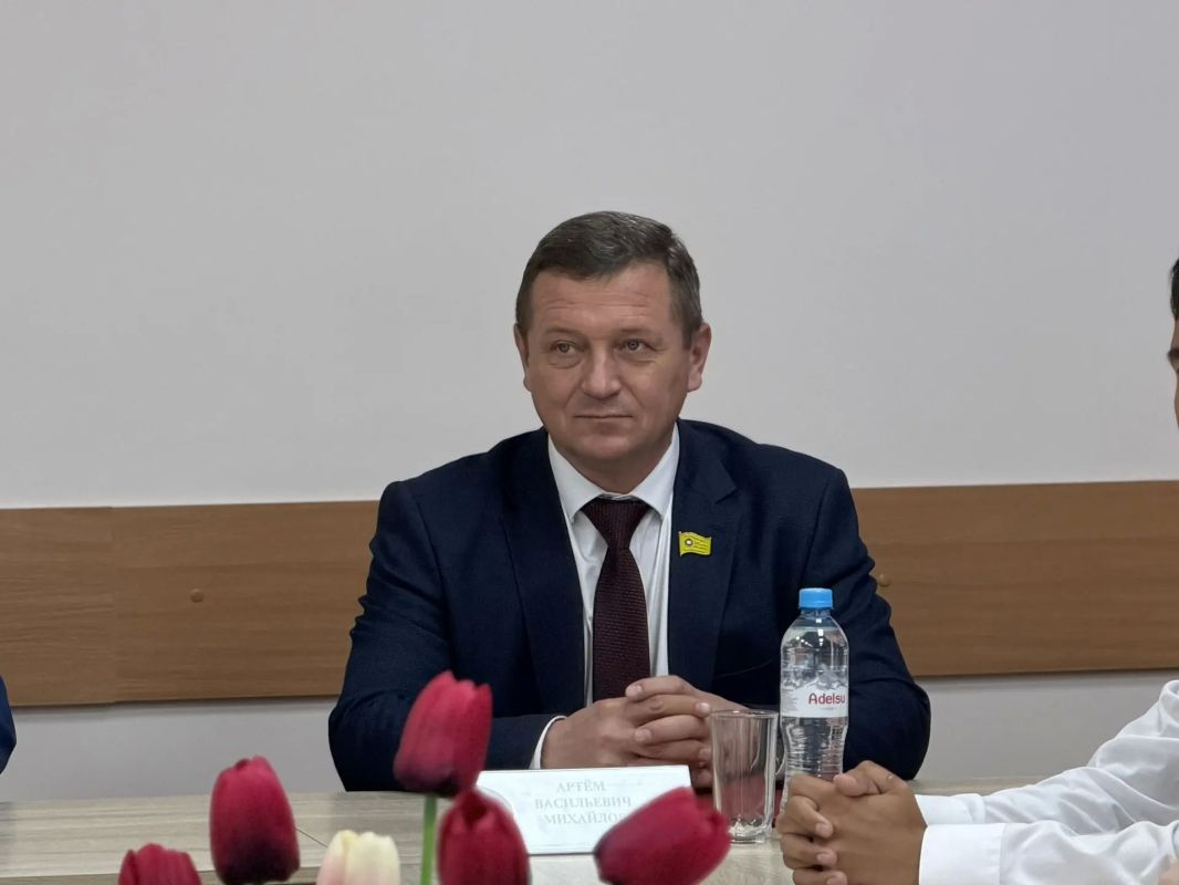 Добрая традиция принимать участие в церемонии вручения дипломов не нарушается: почетным гостем выпускников Калмыцкого филиала РГУ социальных технологий стал спикер парламента республики Артем Михайлов Добрая традиция принимать участие в церемонии вручения дипломов не нарушается: почетным гостем выпускников Калмыцкого филиала РГУ социальных технологий стал спикер парламента республики Артем Михайлов