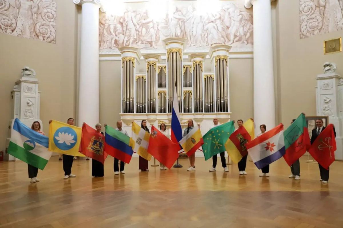 Флаг Калмыкии на патриотическом флешмобе в Санкт-Петербурге