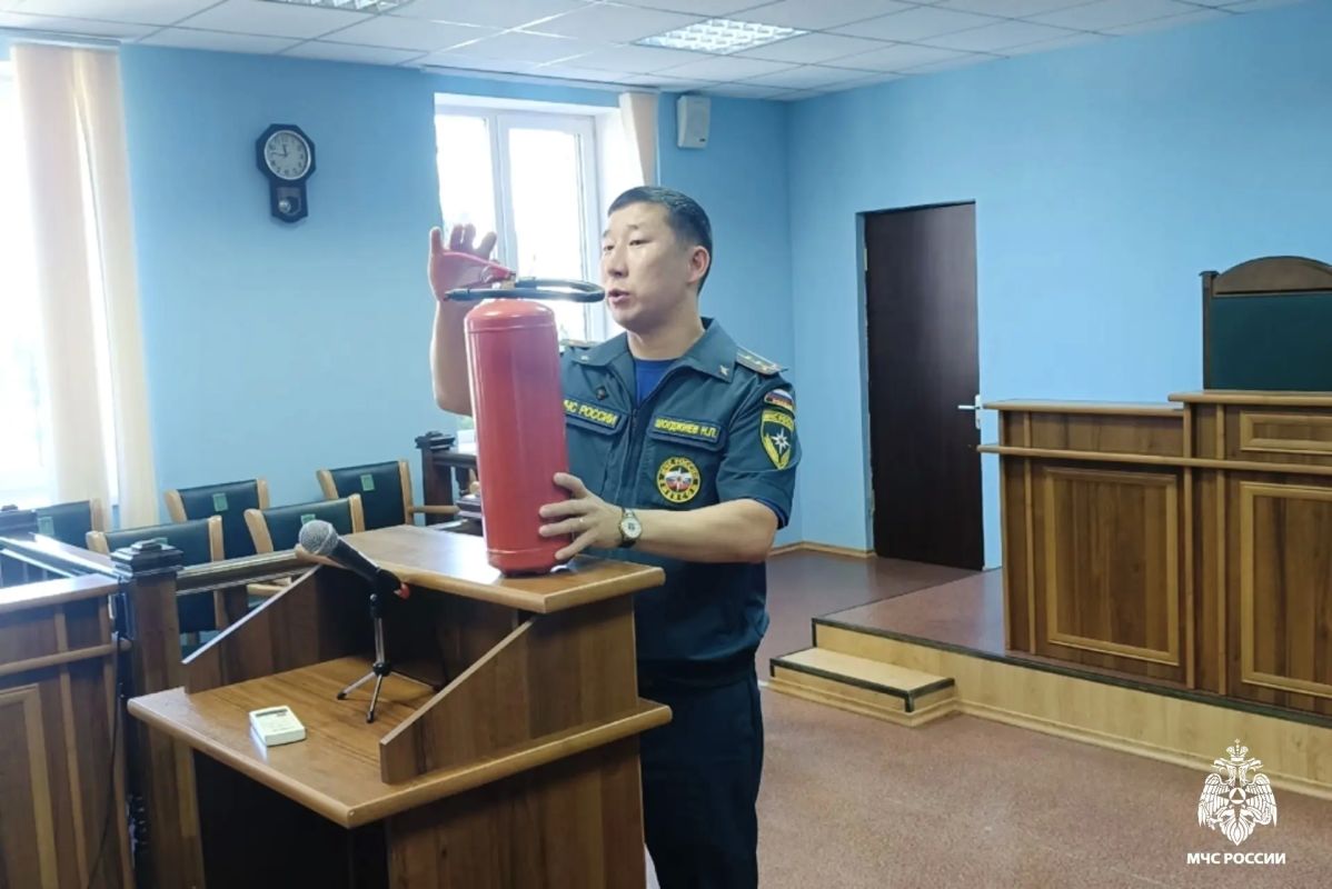 Первые минуты решают всё: коллектив Малодербетовского районного суда прошел противопожарный инструктаж Первые минуты решают всё: коллектив Малодербетовского районного суда прошел противопожарный инструктаж