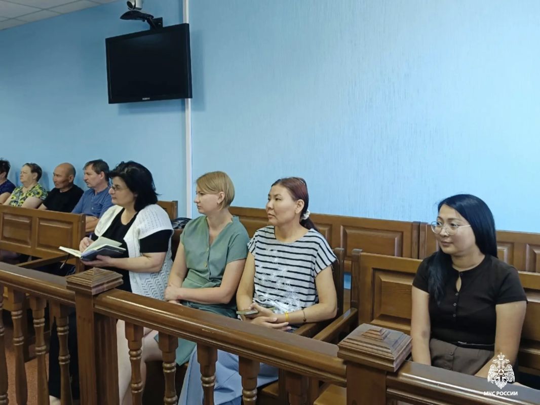 Первые минуты решают всё: коллектив Малодербетовского районного суда прошел противопожарный инструктаж Первые минуты решают всё: коллектив Малодербетовского районного суда прошел противопожарный инструктаж