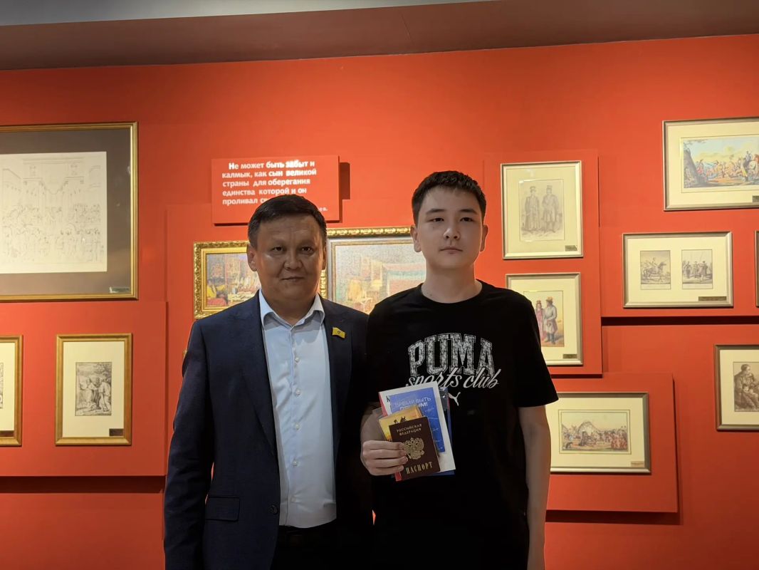 Сегодня в Национальном музее Республики Калмыкия имени Н. Н. Пальмова прошла торжественная церемония вручения паспортов гражданина Российской Федерации Сегодня в Национальном музее Республики Калмыкия имени Н. Н. Пальмова прошла торжественная церемония вручения паспортов гражданина Российской Федерации