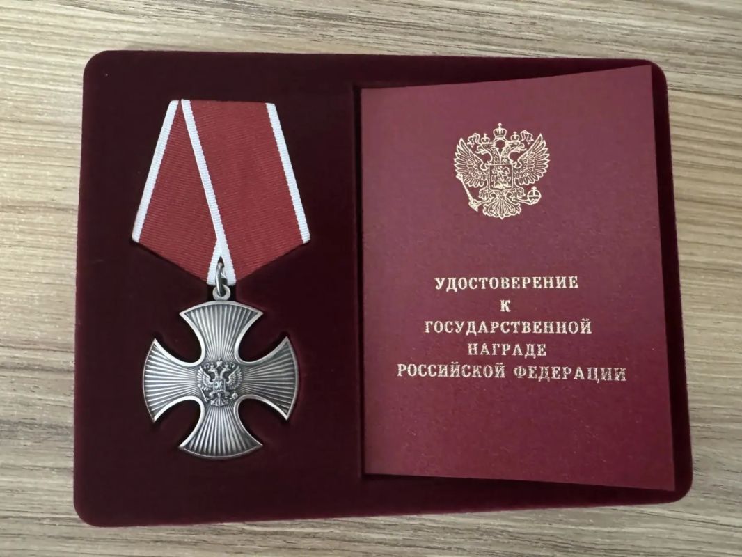 Сегодня в администрации города Элисты вручили Орден мужества посмертно семье Сергея Картэнова Сегодня в администрации города Элисты вручили Орден мужества посмертно семье Сергея Картэнова