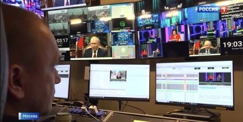 В ходе празднования 106-й годовщины образования автономии Калмыкии Глава региона поднялся на сцену и тепло обнял почётных гостей — Петра Леонтьевича Леонтьева и Саранг Шараевну Мукаеву