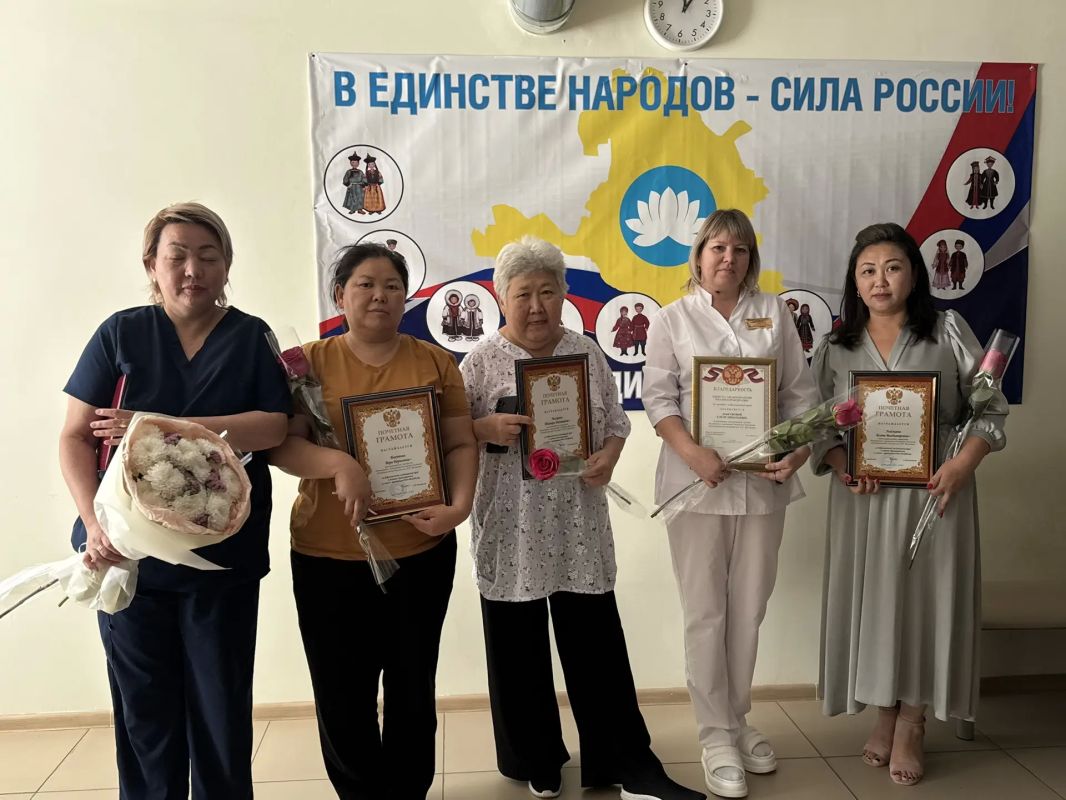 В преддверии Дня Республики Калмыкия в Республиканской больнице имени П. Жемчуева состоялось торжественное мероприятие, на котором чествовали сотрудников учреждения В преддверии Дня Республики Калмыкия в Республиканской больнице имени П. Жемчуева состоялось торжественное мероприятие, на котором чествовали сотрудников учреждения