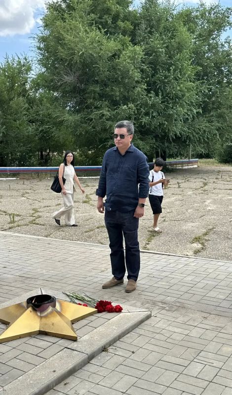 В праздничный день Министр здравоохранения Республики Калмыкия принял участие в памятных и торжественных мероприятиях, посвященных празднику, которые состоялись в Кетченеровском районе В праздничный день Министр здравоохранения Республики Калмыкия принял участие в памятных и торжественных мероприятиях, посвященных празднику, которые состоялись в Кетченеровском районе
