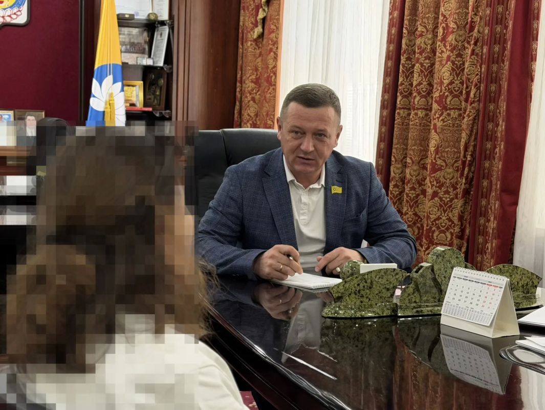 Председатель Народного Хурала Артем Михайлов провел очередной прием граждан по личным вопросам Председатель Народного Хурала Артем Михайлов провел очередной прием граждан по личным вопросам