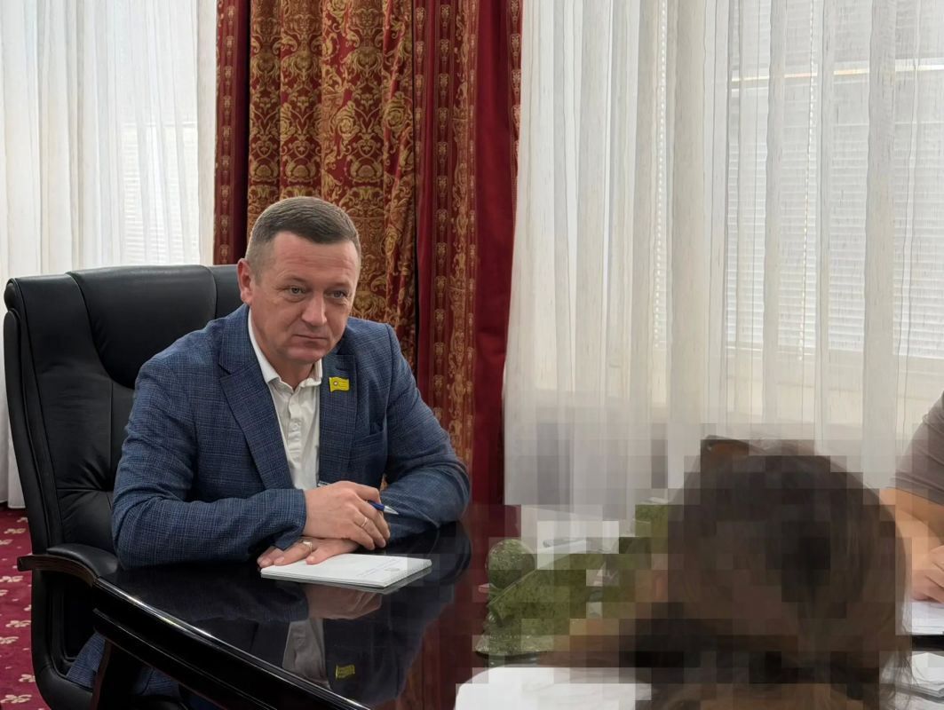 Председатель Народного Хурала Артем Михайлов провел очередной прием граждан по личным вопросам