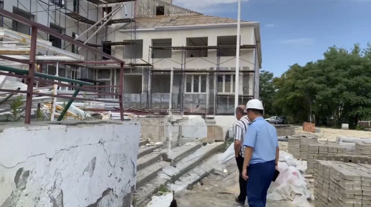Прокурор г. Элисты проверил ход проведения капитального ремонта зданий детских садов и общеобразовательных школ Прокурор г. Элисты проверил ход проведения капитального ремонта зданий детских садов и общеобразовательных школ