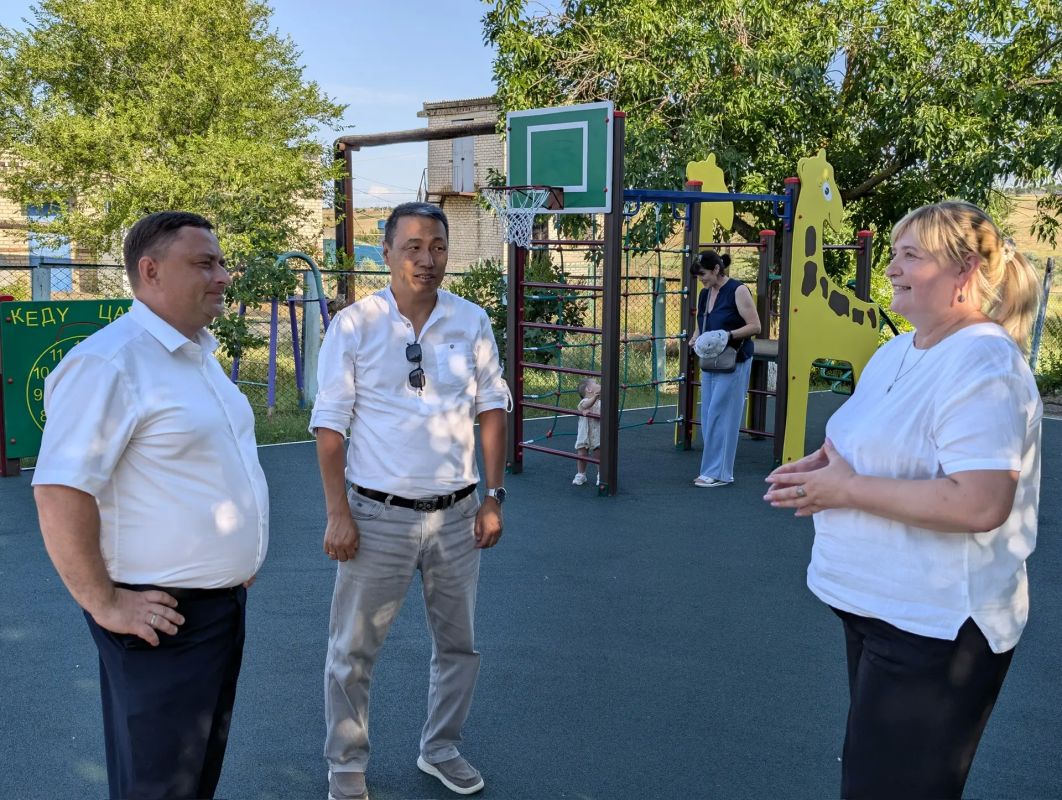 По наказам жителей в двух садах Элисты появились новые игровые площадки! По наказам жителей в двух садах Элисты появились новые игровые площадки!