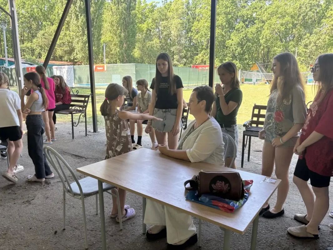 Врачи Яшалтинской районной больницы провели профилактический осмотр детей из Антрацитовского района Луганской Народной Республики Врачи Яшалтинской районной больницы провели профилактический осмотр детей из Антрацитовского района Луганской Народной Республики