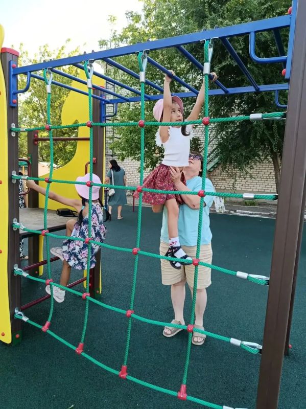 В Элисте завершено строительство еще двух детских игровых площадок В Элисте завершено строительство еще двух детских игровых площадок