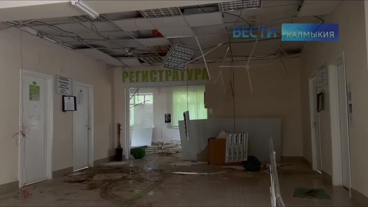 В городской поликлинике Элисты продолжается демонтаж