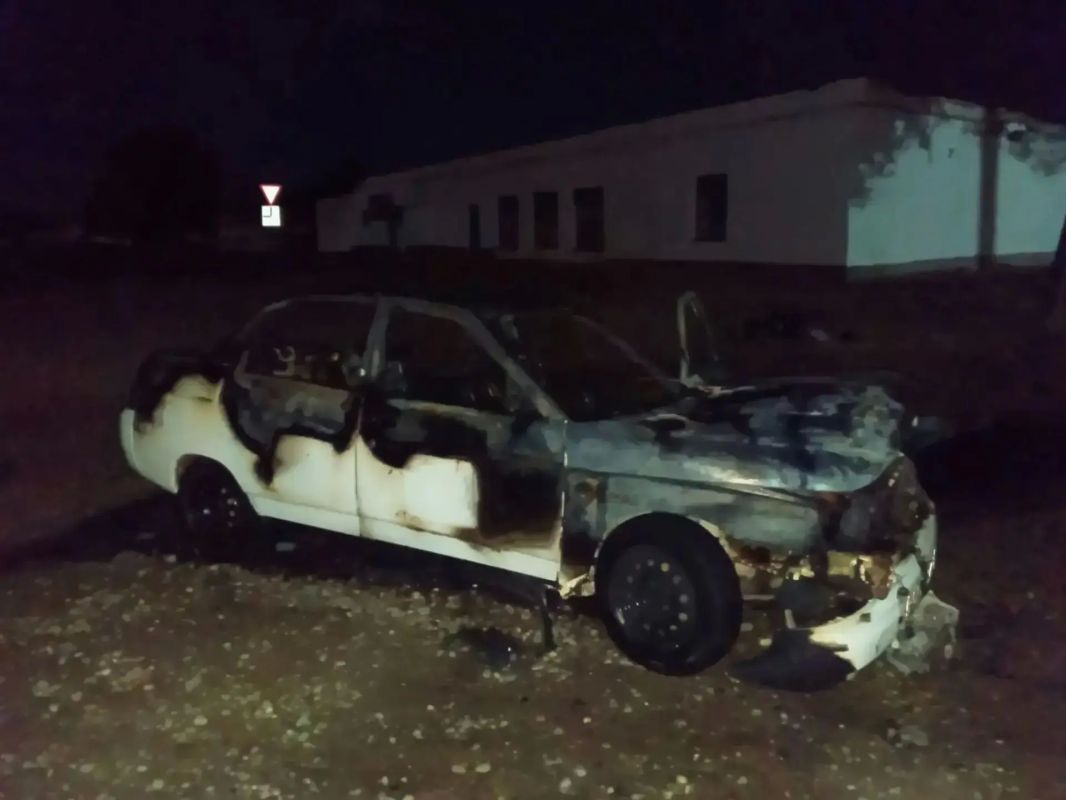 Пожарные ликвидировали возгорание автомобиля Пожарные ликвидировали возгорание автомобиля