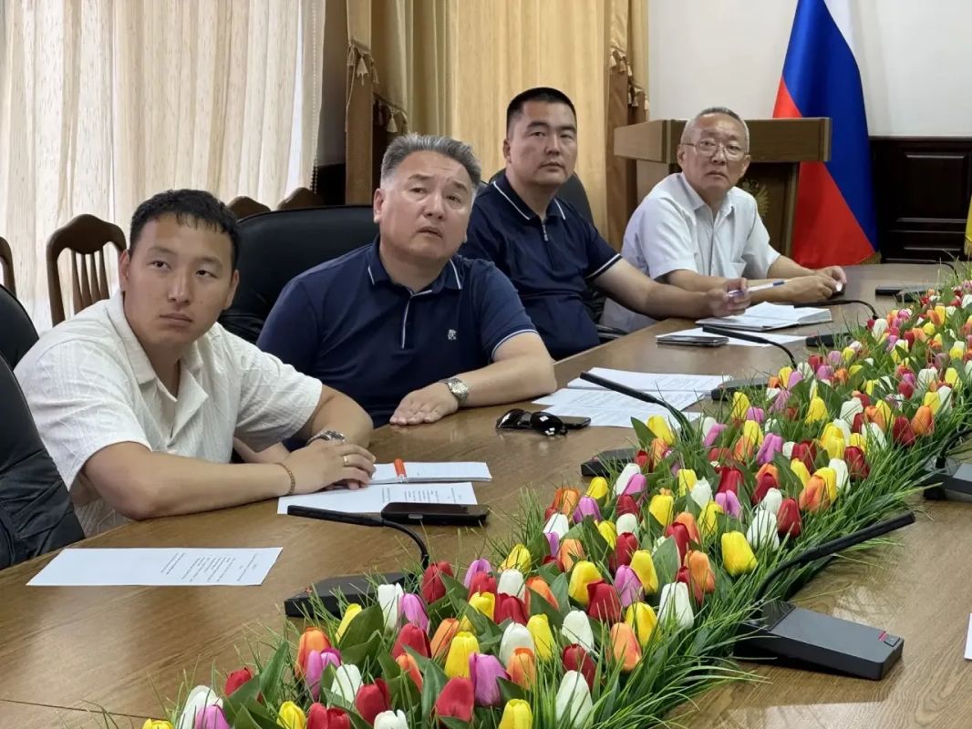 В Элисте обсудили новые проекты по увековечению памяти героев и выдающихся земляков В Элисте обсудили новые проекты по увековечению памяти героев и выдающихся земляков