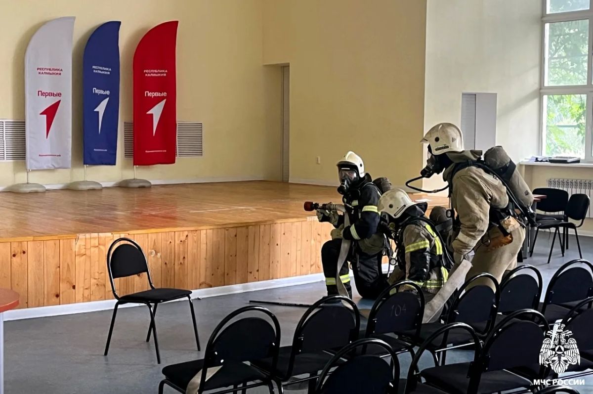 Элистинские огнеборцы отработали действия при условном пожаре Элистинские огнеборцы отработали действия при условном пожаре