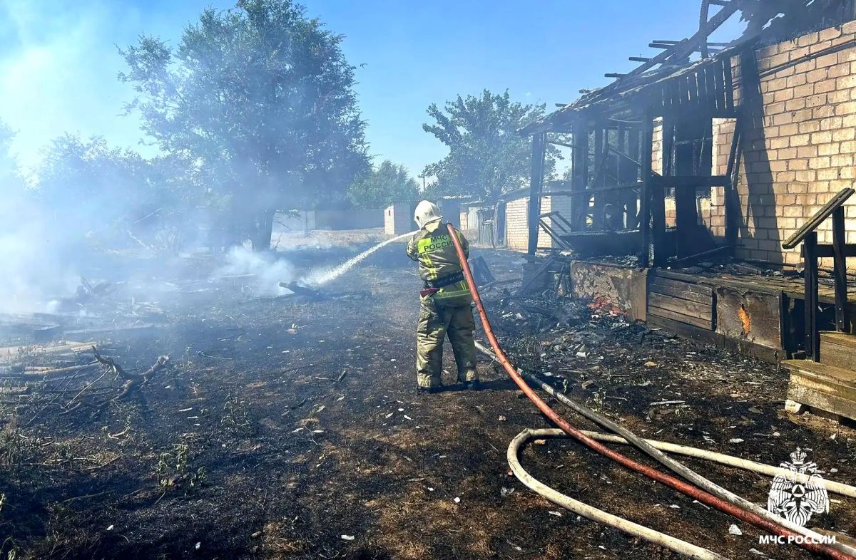 В Большом Царыне пожарные МЧС России ликвидировали возгорание нежилого дома В Большом Царыне пожарные МЧС России ликвидировали возгорание нежилого дома