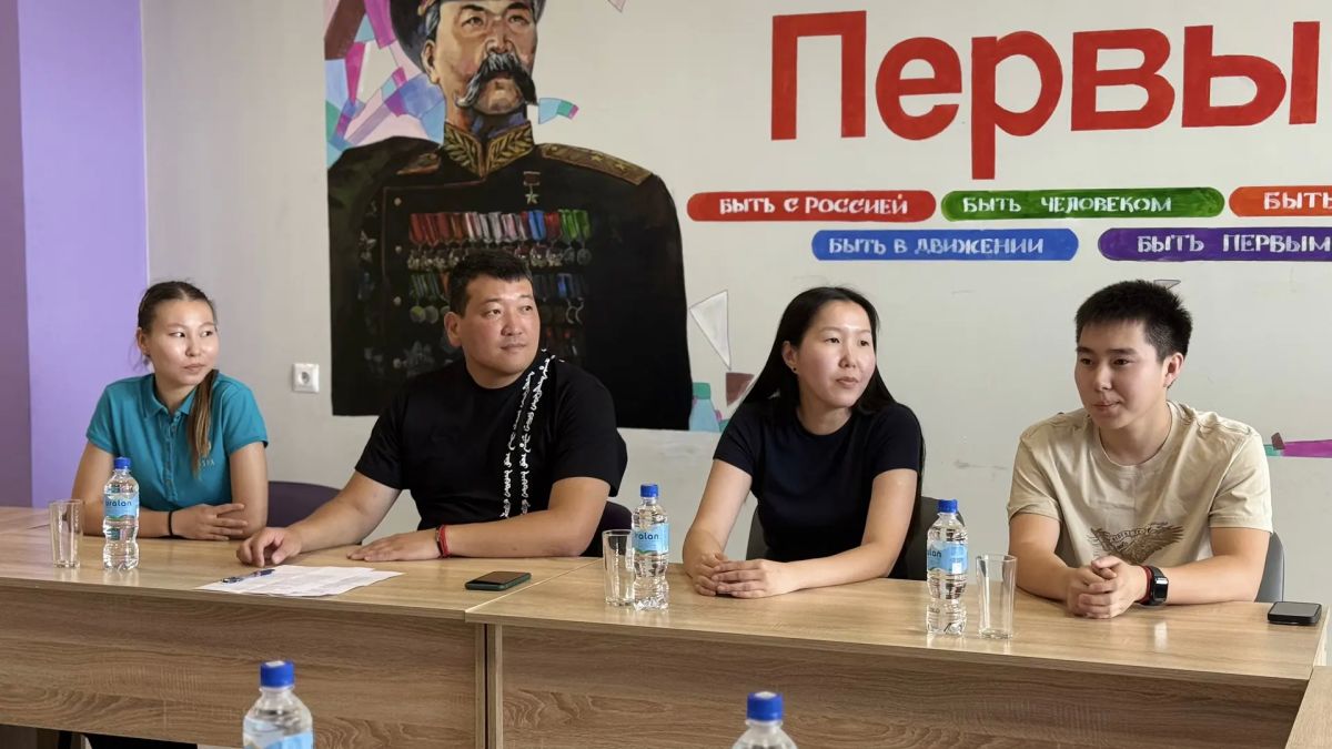 «Мы уверены в наших волонтерах, в том, что они помогут и достойно представят Республику Калмыкия», — отметила председатель регионального отделения «Движения Первых» Саглара Анханова «Мы уверены в наших волонтерах, в том, что они помогут и достойно представят Республику Калмыкия», — отметила председатель регионального отделения «Движения Первых» Саглара Анханова