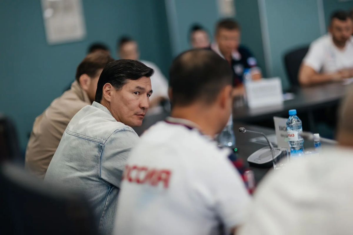 Бату Хасиков: Встретился с национальной сборной России по кикбоксингу, которая завершает подготовку к чемпионату мира в Колумбии Бату Хасиков: Встретился с национальной сборной России по кикбоксингу, которая завершает подготовку к чемпионату мира в Колумбии