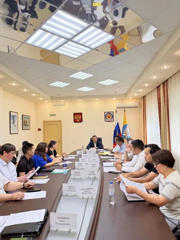 Первый заместитель Председателя Правительства Республики Калмыкия Эрдни Церенов провел рабочее совещание, на котором обсудили реализацию ключевых проектов в сфере ЖКХ и благоустройства