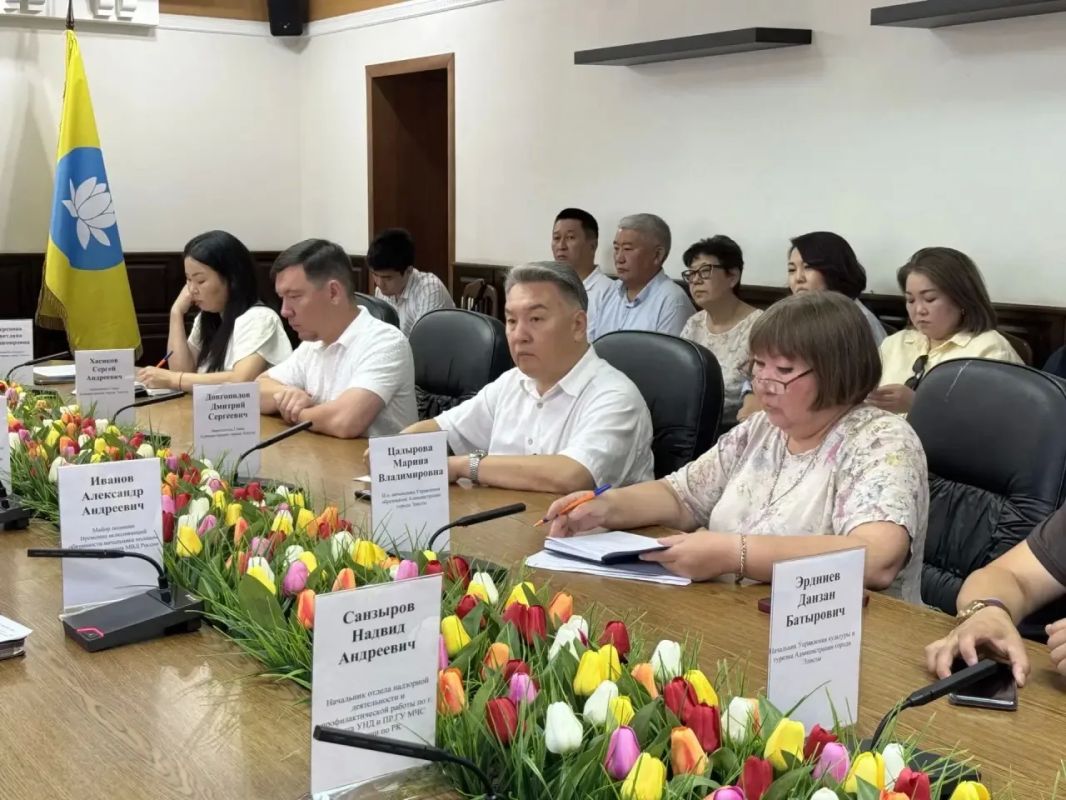 Начало недели в Администрации города Элисты традиционно посвящают разбору текущих задач и планам по развитию города Начало недели в Администрации города Элисты традиционно посвящают разбору текущих задач и планам по развитию города