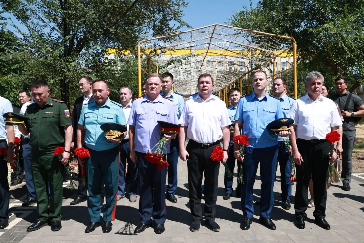 В Элисте на Аллее Героев прошла торжественная церемония открытия барельефа Герою России – старшему лейтенанту Нарану Алексеевичу Очир-Горяеву В Элисте на Аллее Героев прошла торжественная церемония открытия барельефа Герою России – старшему лейтенанту Нарану Алексеевичу Очир-Горяеву