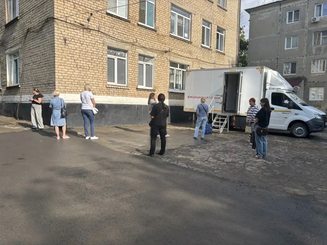 Калмыцкая бригада медиков продолжает работу в Антрацитовском районе подшефного региона Калмыцкая бригада медиков продолжает работу в Антрацитовском районе подшефного региона