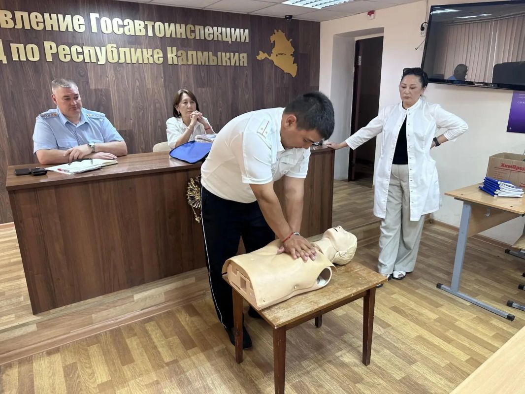 Сотрудники Госавтоинспекции Калмыкии провели практическое занятие по оказанию первой помощи пострадавшим в ДТП Сотрудники Госавтоинспекции Калмыкии провели практическое занятие по оказанию первой помощи пострадавшим в ДТП