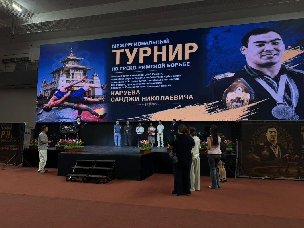 В элистинском спорткомплексе «Ойрат-Арена» был дан официальный старт Открытому межрегиональному турниру по греко-римской борьбе, посвященному памяти выдающегося земляка, прославленного борца Санджи Николаевича Каруева В элистинском спорткомплексе «Ойрат-Арена» был дан официальный старт Открытому межрегиональному турниру по греко-римской борьбе, посвященному памяти выдающегося земляка, прославленного борца Санджи Николаевича Каруева