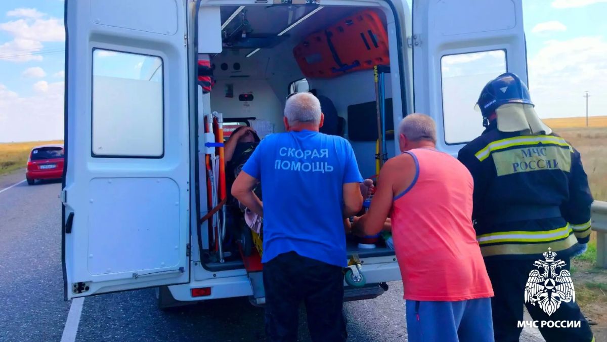 Пожарные Приютненского района ликвидировали последствия ДТП Пожарные Приютненского района ликвидировали последствия ДТП