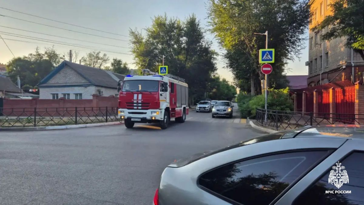В Элисте пожарные МЧС России ликвидировали последствия ДТП В Элисте пожарные МЧС России ликвидировали последствия ДТП