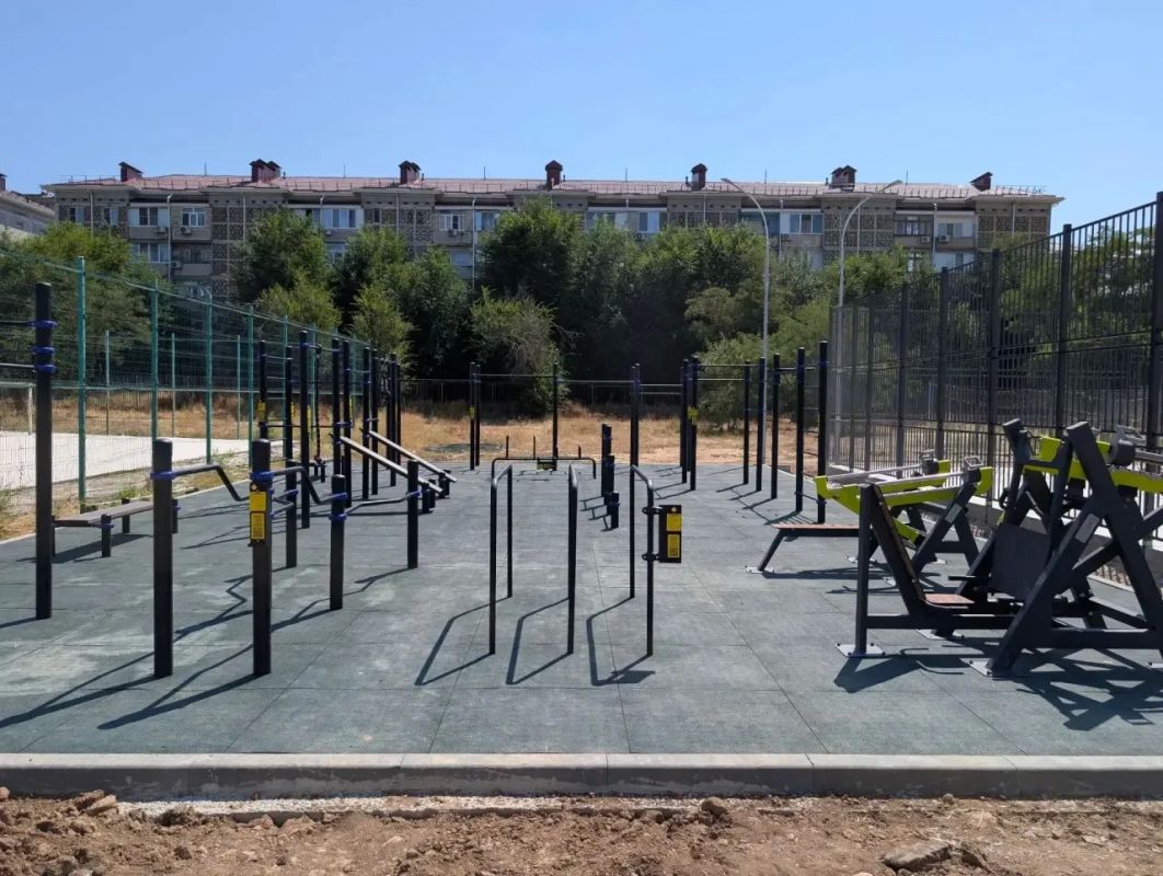 В Элисте завершается строительство современных спортивных площадок на территории школы №8, 17, 20 и Республиканской национальной гимназии им. П. Очирова. Проект реализуется совместно с Министерством спорта республики В Элисте завершается строительство современных спортивных площадок на территории школы №8, 17, 20 и Республиканской национальной гимназии им. П. Очирова. Проект реализуется совместно с Министерством спорта республики